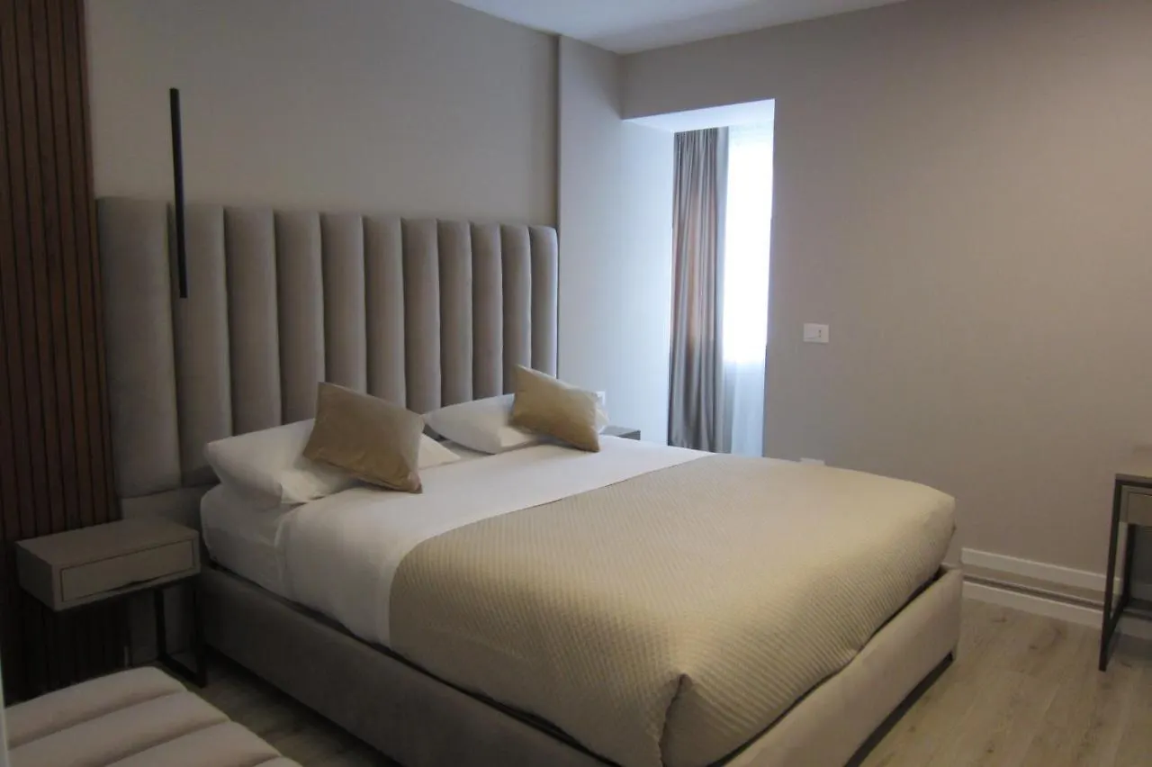 Freddy\'S Hotel contacts