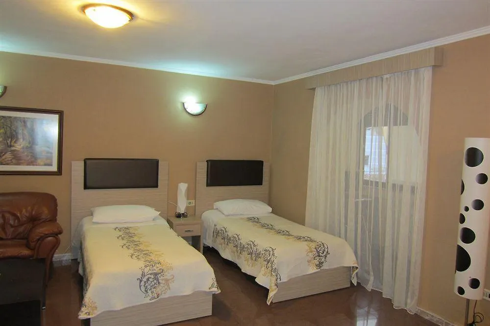 Freddy'S Hotel 3*, Tirana